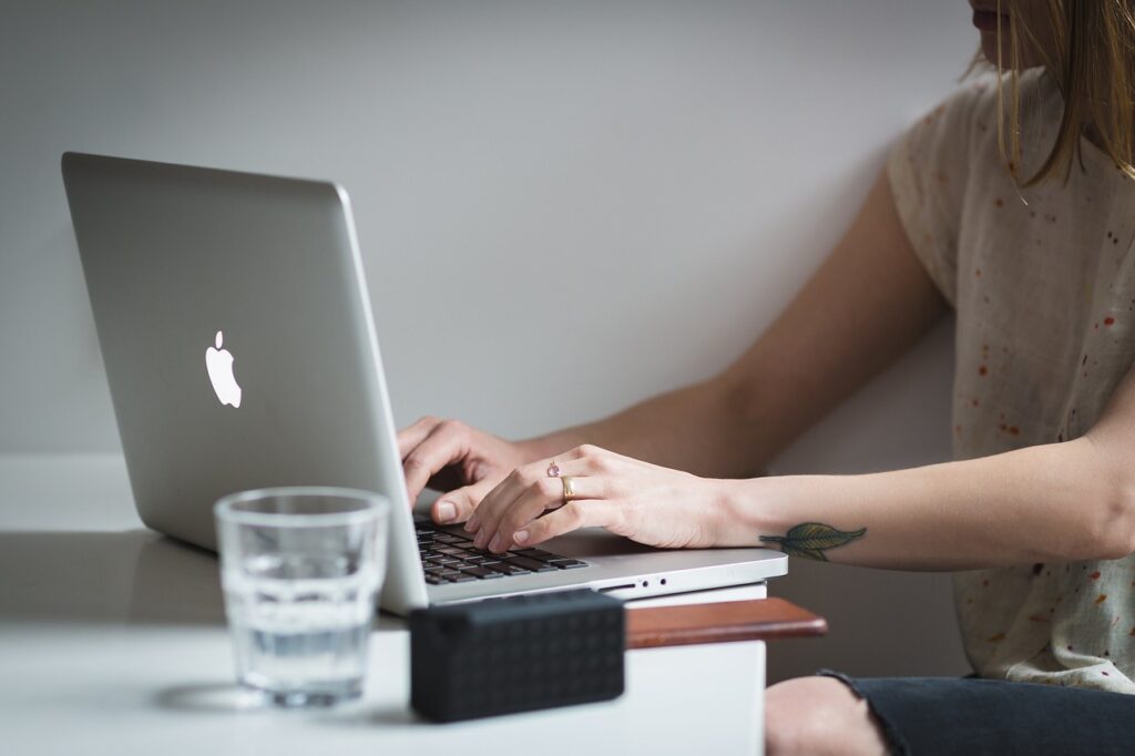 Das aktuelle Bild hat keinen Alternativtext. Der Dateiname ist: laptop-2562361_1280.jpg