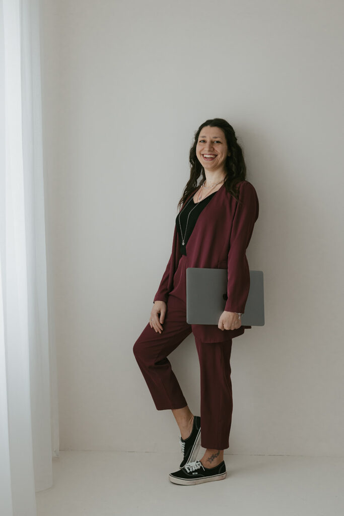 Ein Bild von mir an der Wand stehend und Laptop in der Hand